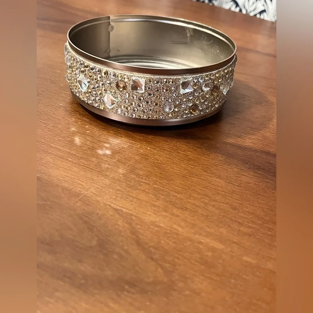 Bath and Body works pearls and gems 3 wick candle holder - Picture 2 of 5